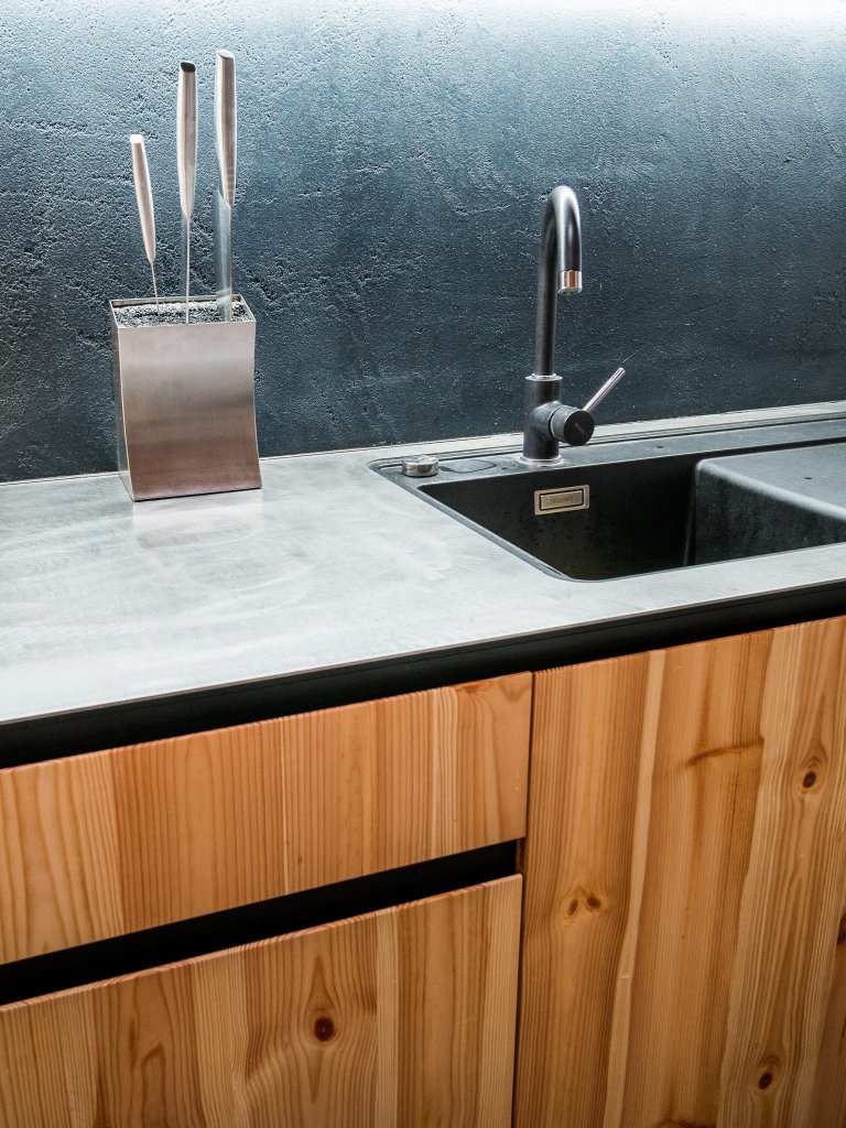 Luxusní ZENHOME u Brna s obřím rohovým prosklením se těší krásným výhledům do okolí. Původně nenápadný pozemek ve staré zástavbě bylo třeba navýšit (posloužila…