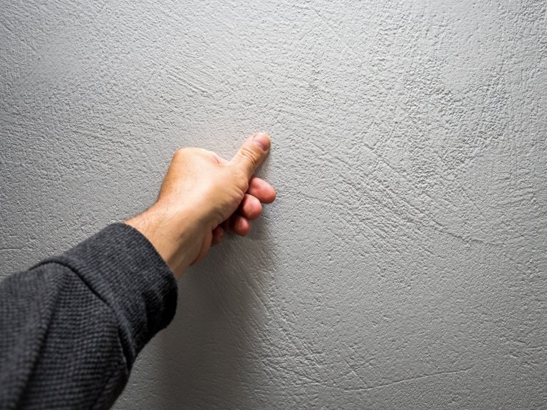 Luxusní ZENHOME u Brna s obřím rohovým prosklením se těší krásným výhledům do okolí. Původně nenápadný pozemek ve staré zástavbě bylo třeba navýšit (posloužila…