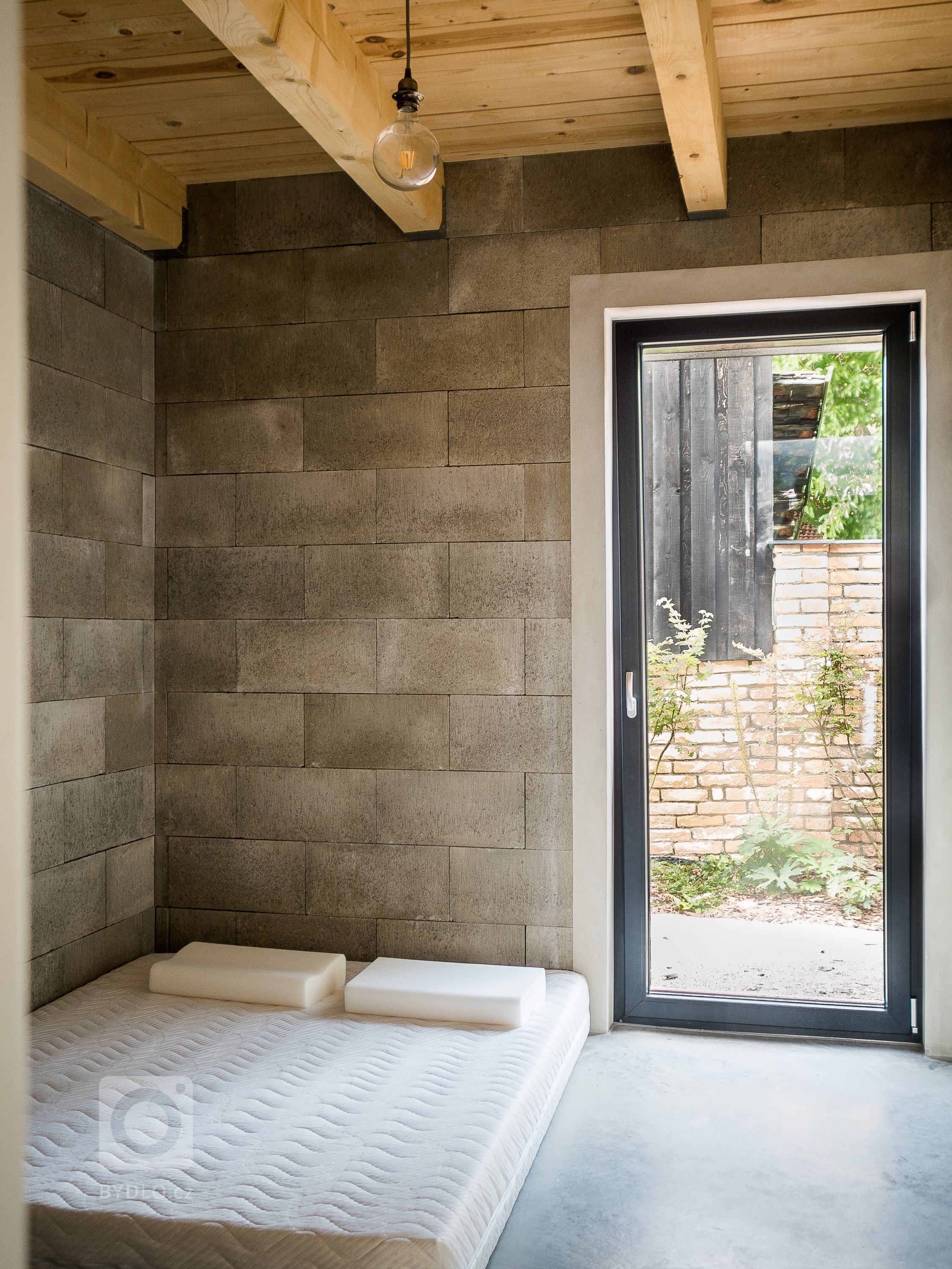 Zdivo domu ZEN HOME je z betonových tvárnic ztraceného bednění, které bylo ponecháno v některých pokojích bez bílého nátěru.