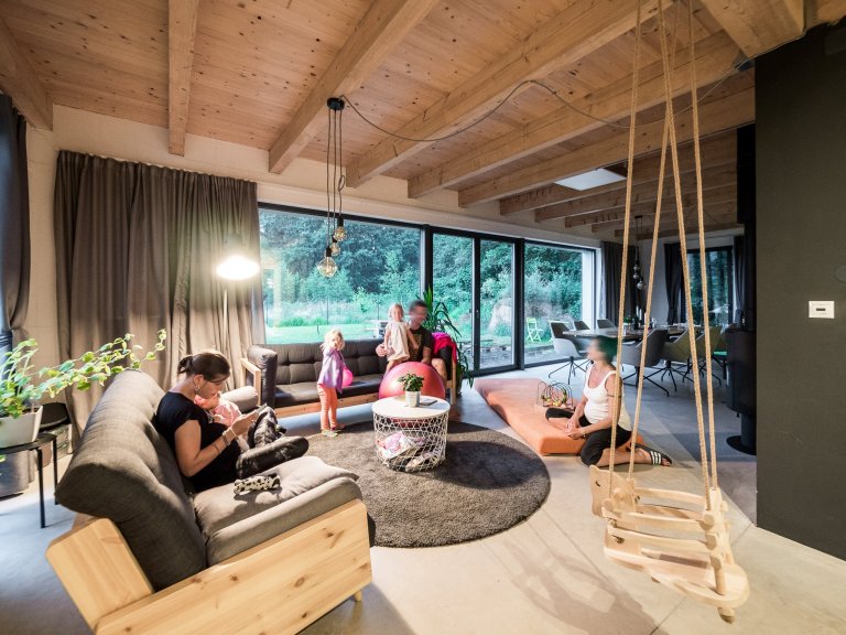 Velký obytný prostor ZEN HOME prosklený do zahrady..