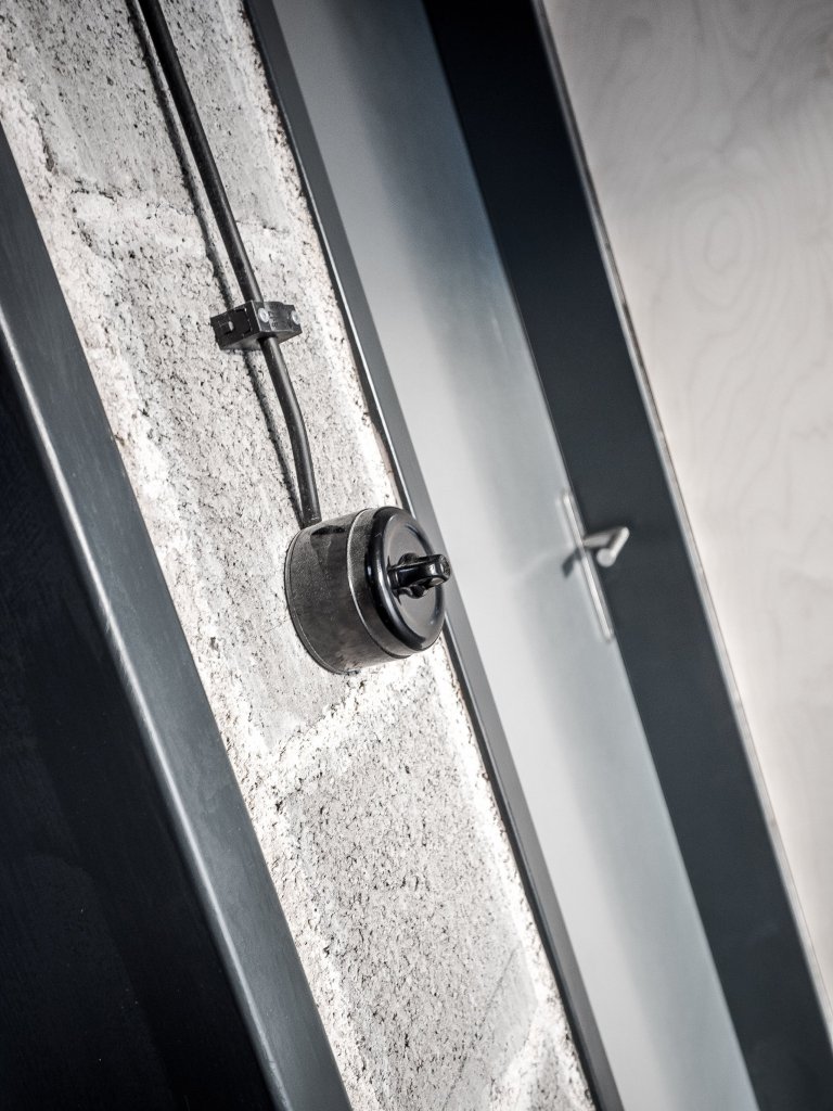 ZENHOME kousek od Prahy je na skvělém vyvýšeném místě uprostřed zeleně. Strohý kvádr zdobí fasáda z černého nehoblovaného dřeva a velké prosklení s bezrámovými…