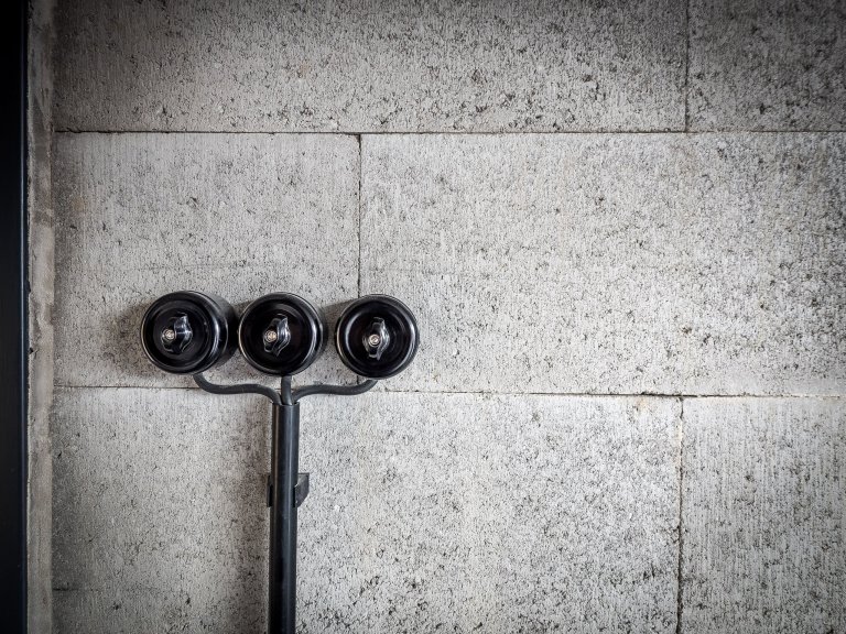 Rozvody elektroinstalací jsou přiznané a ladí s celkovým industriálním stylem tohoto ZEN HOME.