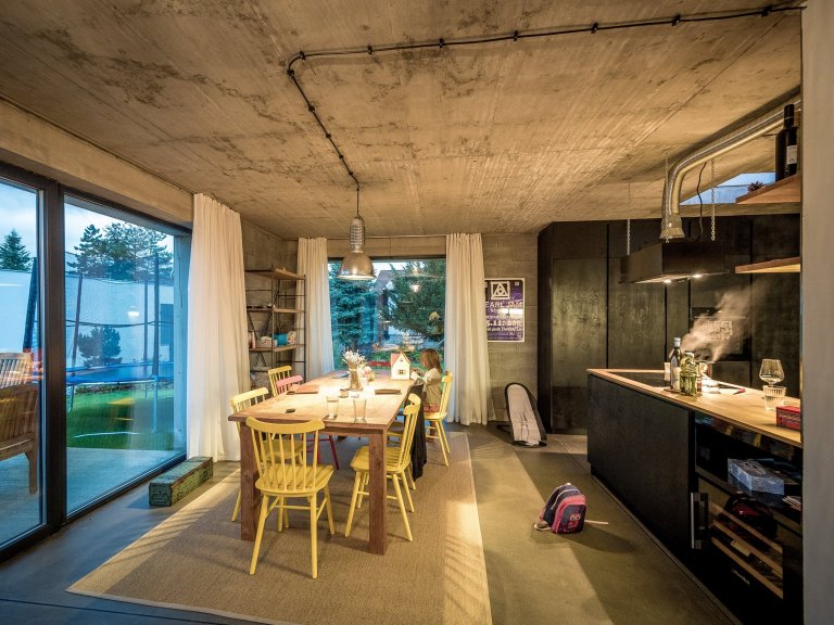 ZENHOME kousek od Prahy je na skvělém vyvýšeném místě uprostřed zeleně. Strohý kvádr zdobí fasáda z černého nehoblovaného dřeva a velké prosklení s bezrámovými…