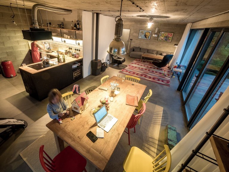 ZENHOME kousek od Prahy je na skvělém vyvýšeném místě uprostřed zeleně. Strohý kvádr zdobí fasáda z černého nehoblovaného dřeva a velké prosklení s bezrámovými…