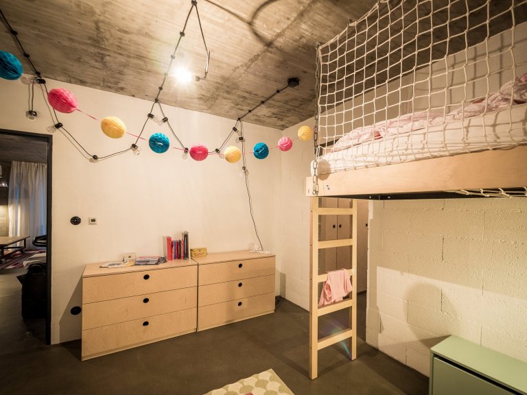 ZENHOME kousek od Prahy je na skvělém vyvýšeném místě uprostřed zeleně. Strohý kvádr zdobí fasáda z černého nehoblovaného dřeva a velké prosklení s bezrámovými…