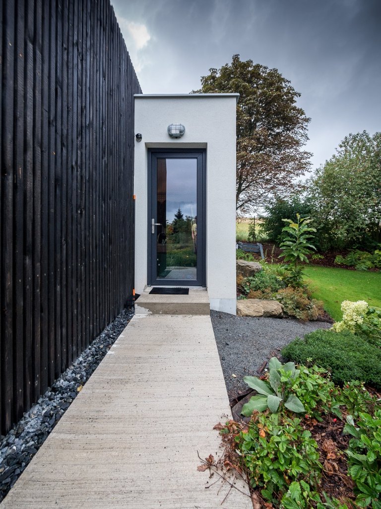 ZENHOME kousek od Prahy je na skvělém vyvýšeném místě uprostřed zeleně. Strohý kvádr zdobí fasáda z černého nehoblovaného dřeva a velké prosklení s bezrámovými…