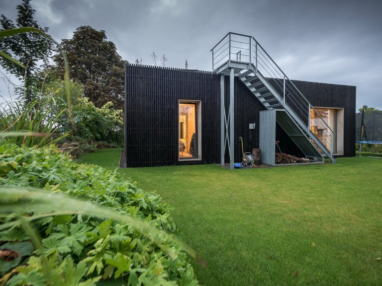 ZENHOME kousek od Prahy je na skvělém vyvýšeném místě uprostřed zeleně. Strohý kvádr zdobí fasáda z černého nehoblovaného dřeva a velké prosklení s bezrámovými…