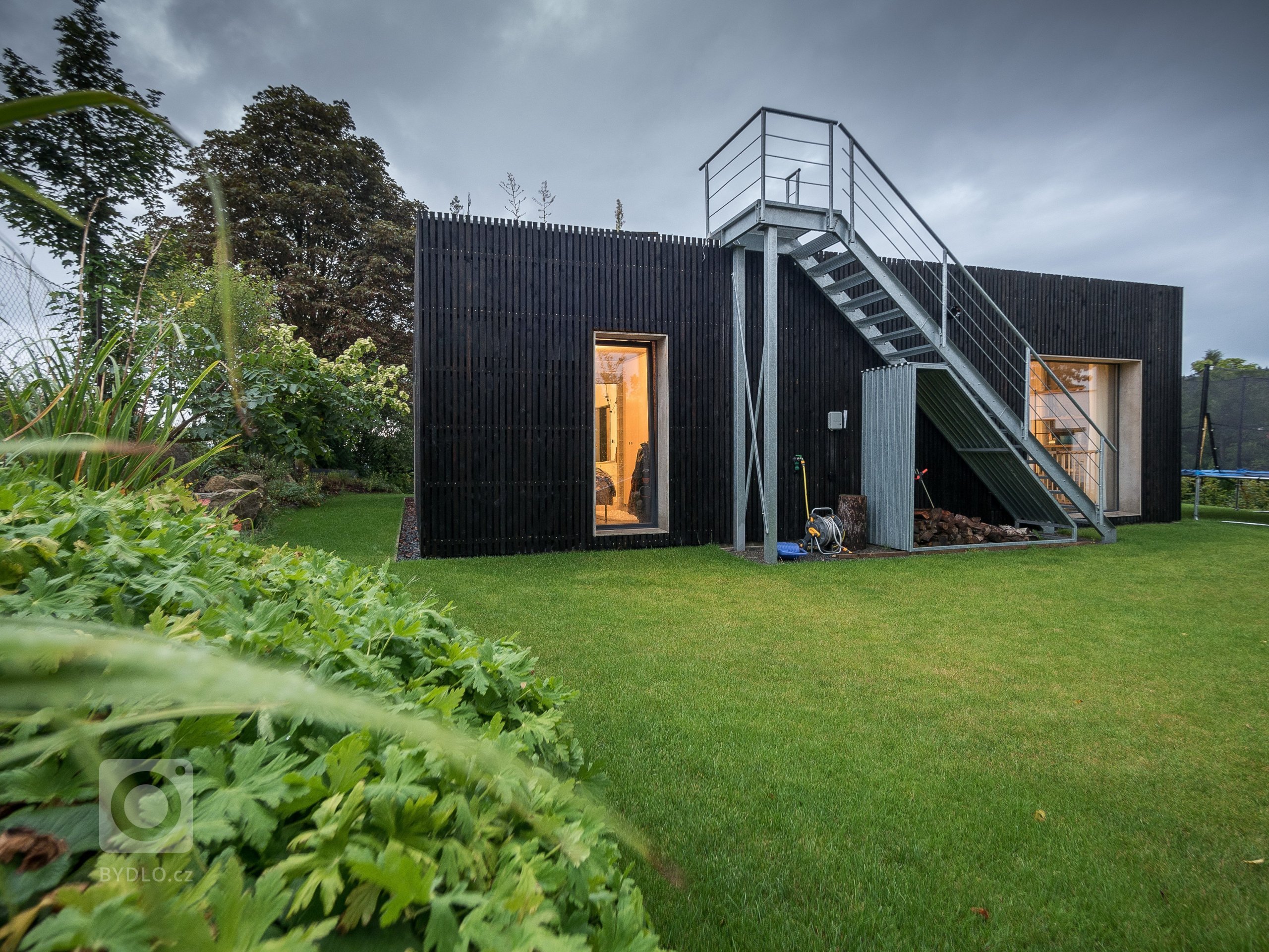 ZENHOME kousek od Prahy je na skvělém vyvýšeném místě uprostřed zeleně. Strohý kvádr zdobí fasáda z černého nehoblovaného dřeva a velké prosklení s bezrámovými…