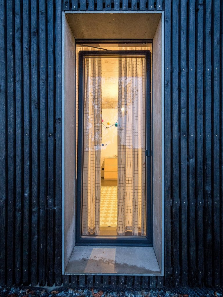 ZENHOME kousek od Prahy je na skvělém vyvýšeném místě uprostřed zeleně. Strohý kvádr zdobí fasáda z černého nehoblovaného dřeva a velké prosklení s bezrámovými…