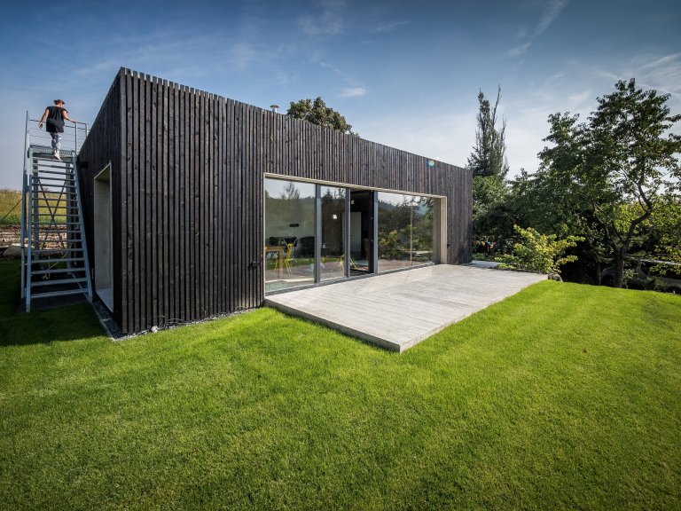 Po industriálním schodišti jde vystoupit na střešní zahradu. 