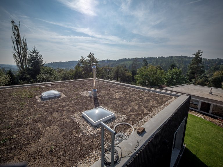 Ze vegetační střechy je krásný výhled do okolí.