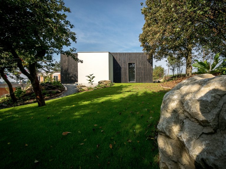 ZENHOME kousek od Prahy je na skvělém vyvýšeném místě uprostřed zeleně. Strohý kvádr zdobí fasáda z černého nehoblovaného dřeva a velké prosklení s bezrámovými…