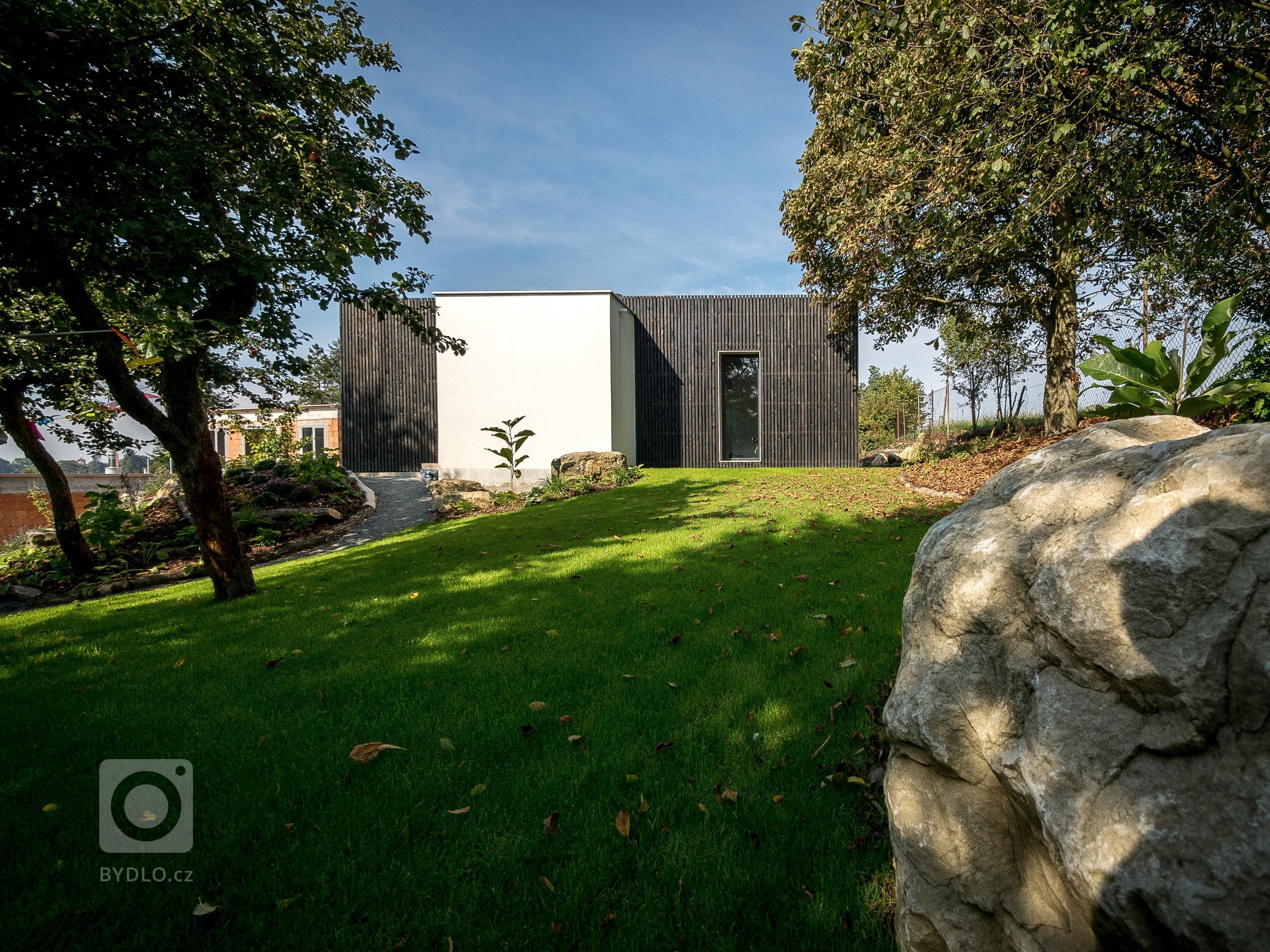 ZENHOME kousek od Prahy je na skvělém vyvýšeném místě uprostřed zeleně. Strohý kvádr zdobí fasáda z černého nehoblovaného dřeva a velké prosklení s bezrámovými…