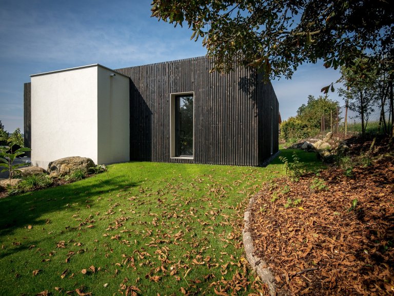 ZENHOME kousek od Prahy je na skvělém vyvýšeném místě uprostřed zeleně. Strohý kvádr zdobí fasáda z černého nehoblovaného dřeva a velké prosklení s bezrámovými…