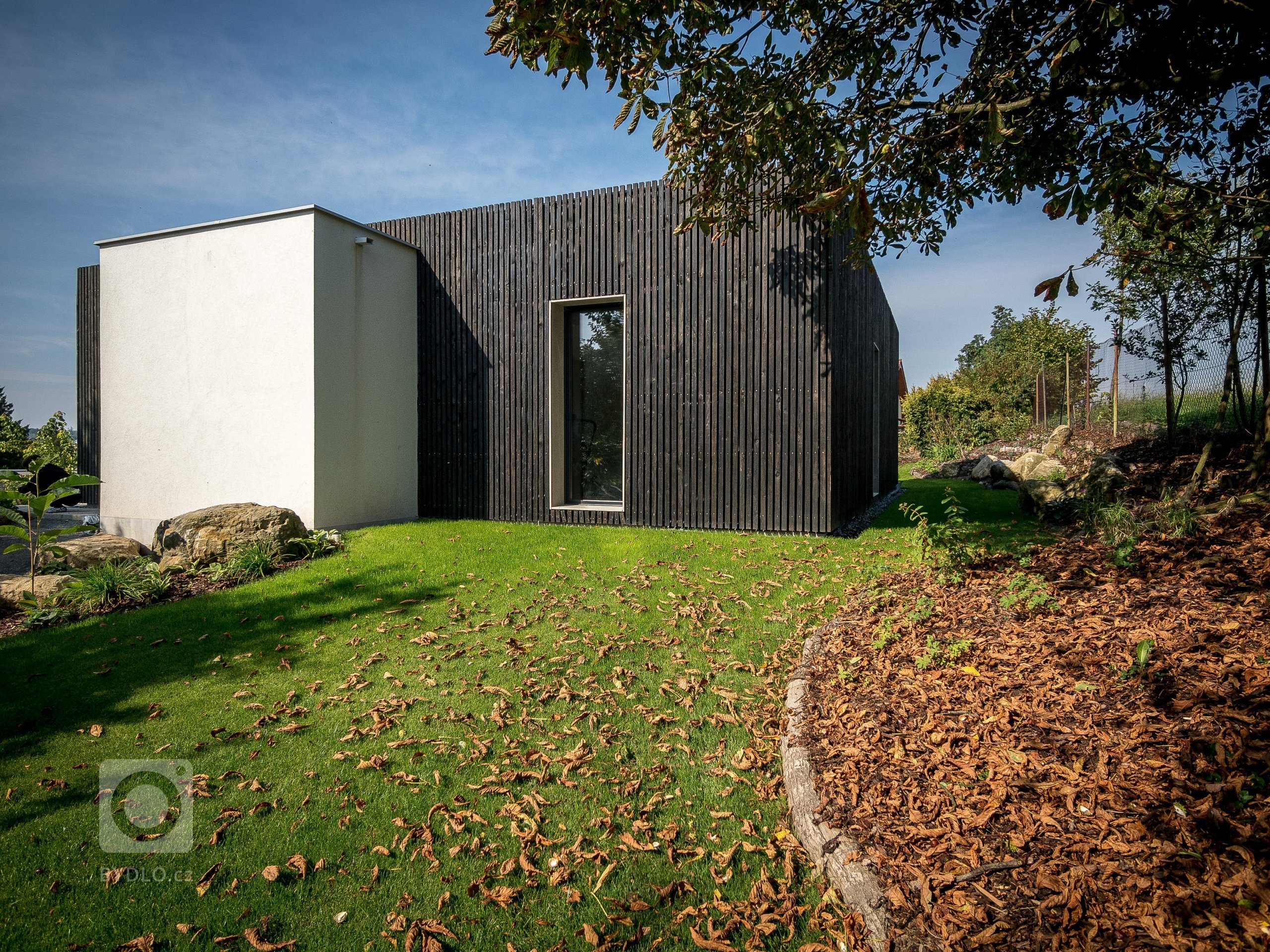 ZENHOME kousek od Prahy je na skvělém vyvýšeném místě uprostřed zeleně. Strohý kvádr zdobí fasáda z černého nehoblovaného dřeva a velké prosklení s bezrámovými…