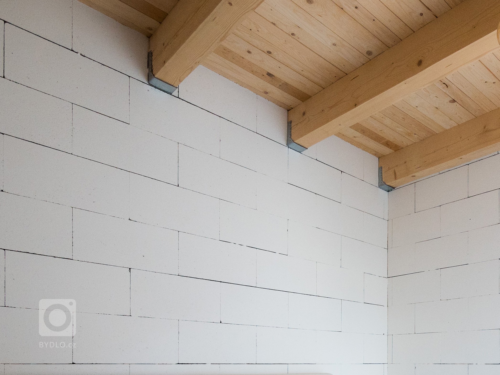 Luxusní ZENHOME u Brna s obřím rohovým prosklením se těší krásným výhledům do okolí. Původně nenápadný pozemek ve staré zástavbě bylo třeba navýšit (posloužila…