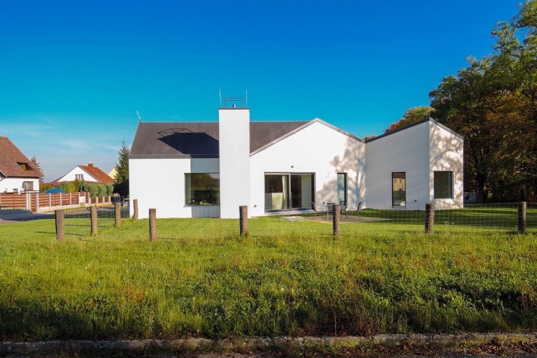 Dům stojí v&nbsp;Chlumci nad Cidlinou, městě, které je známé selskými bouřemi z&nbsp;konce 18. století, povstáním sedláků. Ačkoli nebyly samotné ozbrojené…