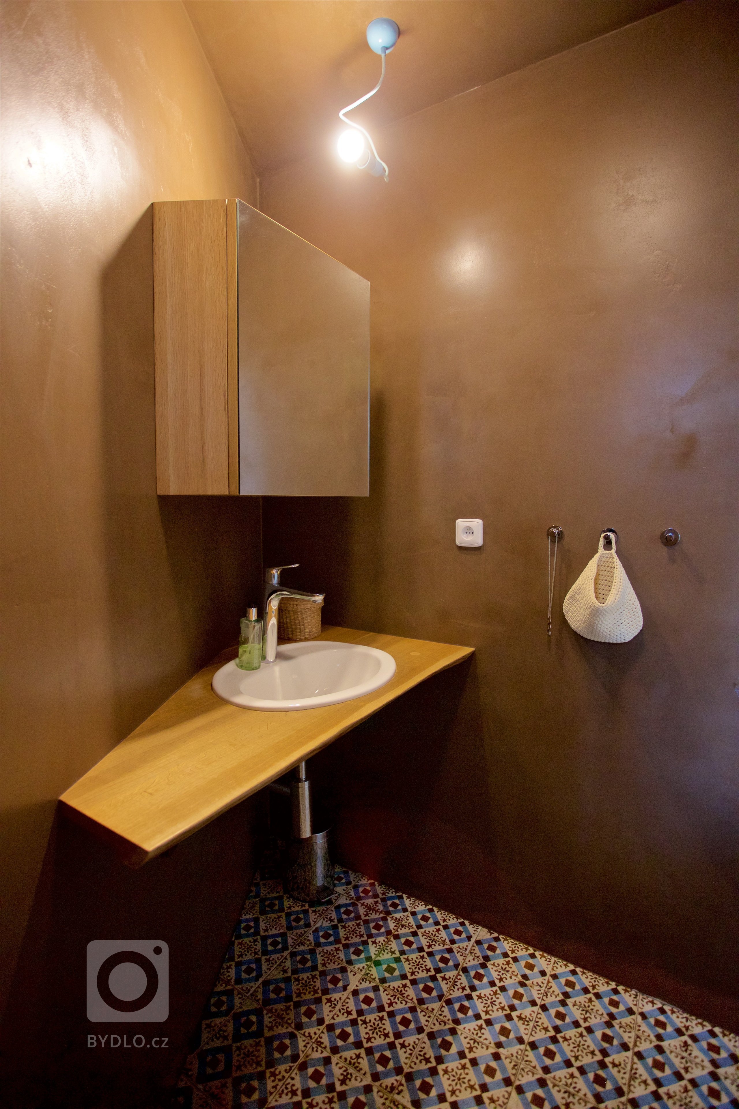 Dům stojí v&nbsp;Chlumci nad Cidlinou, městě, které je známé selskými bouřemi z&nbsp;konce 18. století, povstáním sedláků. Ačkoli nebyly samotné ozbrojené…