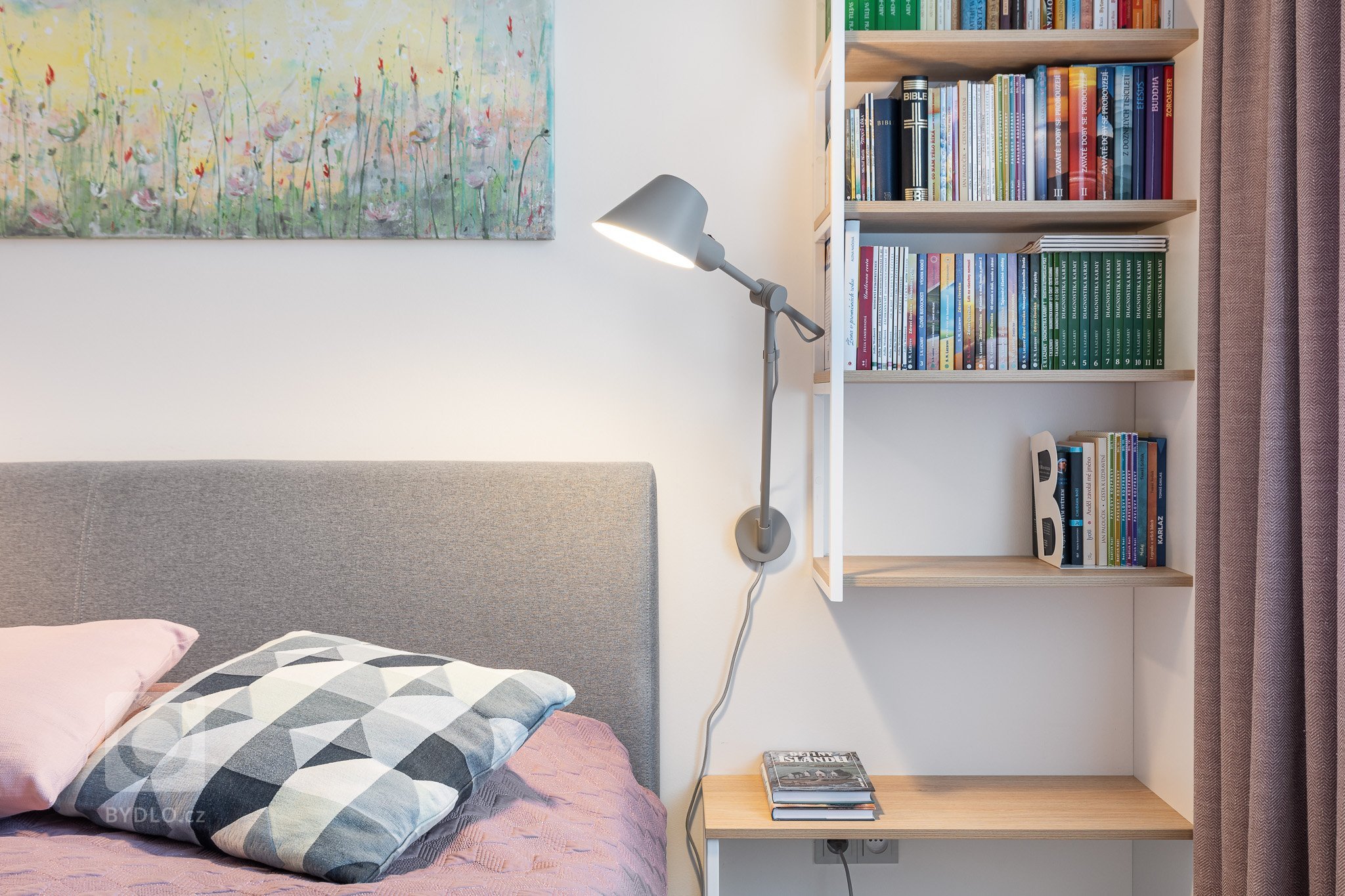 návrh: ateliér Fousková , nábytek:&nbsp;Fain interiér, pohovka a postel: QL studio

Spojenému obytnému prostoru dominuje odvážná barevná pohovka Senso, která…