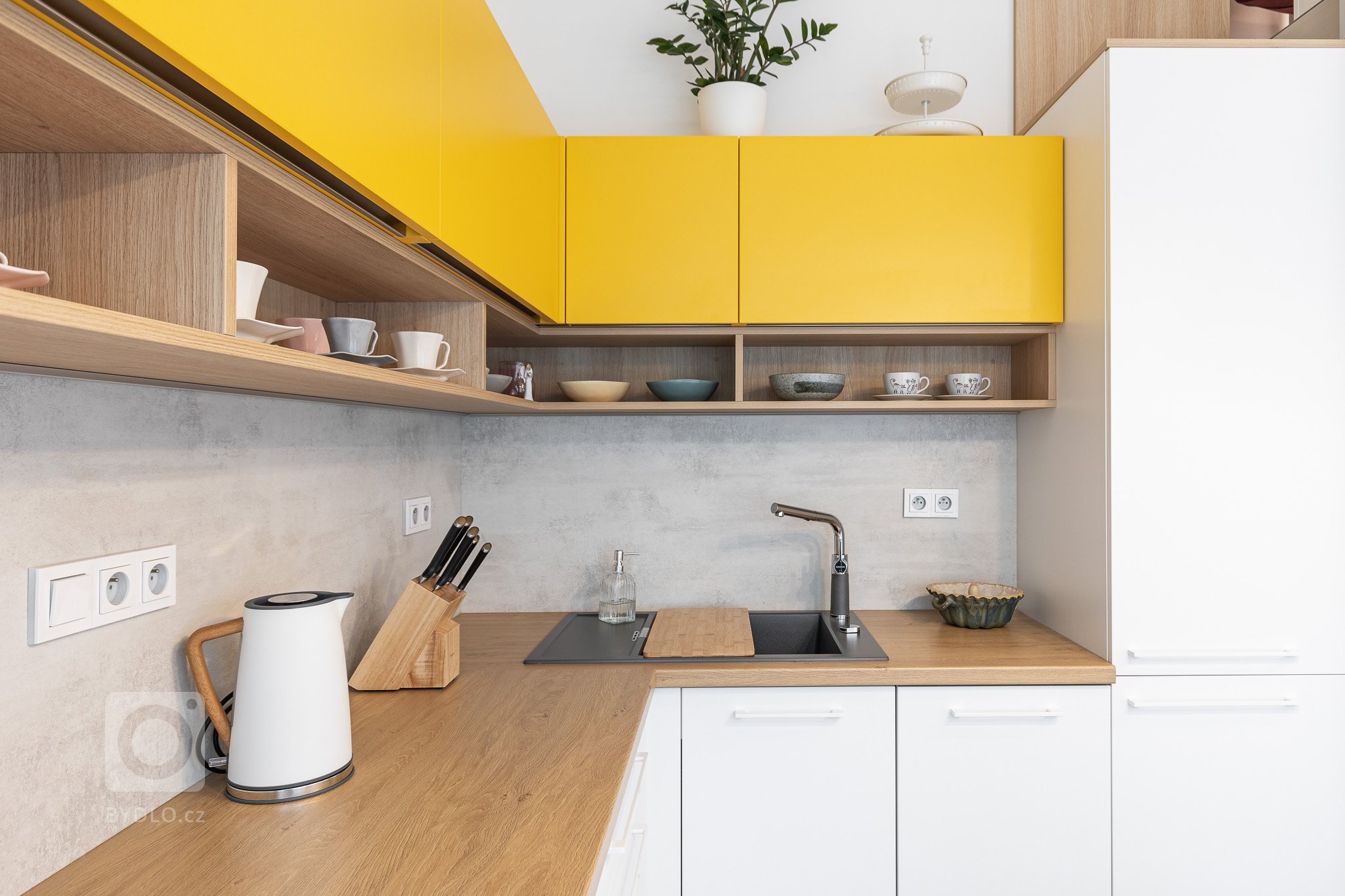 návrh: ateliér Fousková , nábytek:&nbsp;Fain interiér, pohovka a postel: QL studio

Spojenému obytnému prostoru dominuje odvážná barevná pohovka Senso, která…