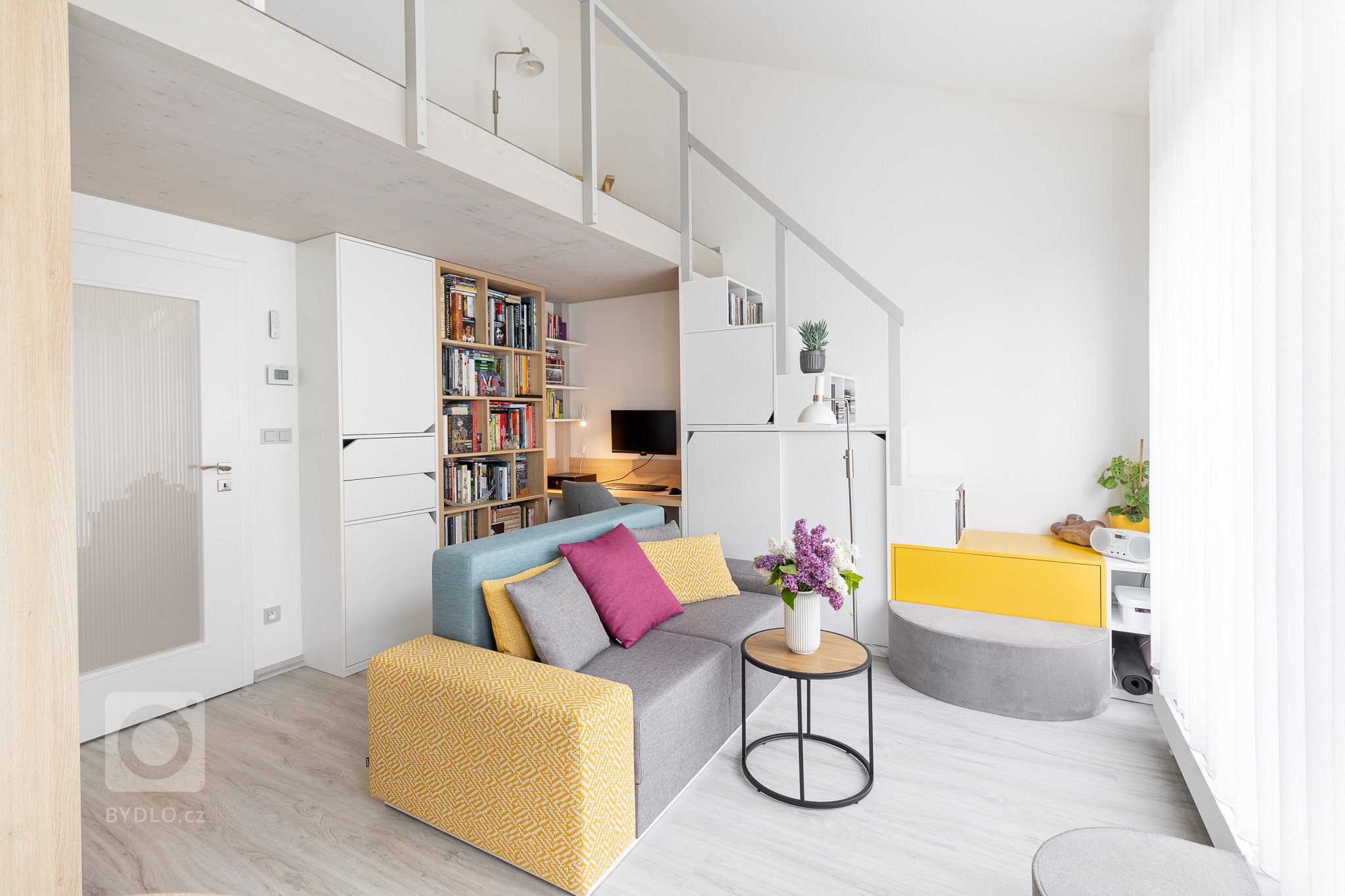 návrh: ateliér Fousková , nábytek:&nbsp;Fain interiér, pohovka a postel: QL studio

Spojenému obytnému prostoru dominuje odvážná barevná pohovka Senso, která…