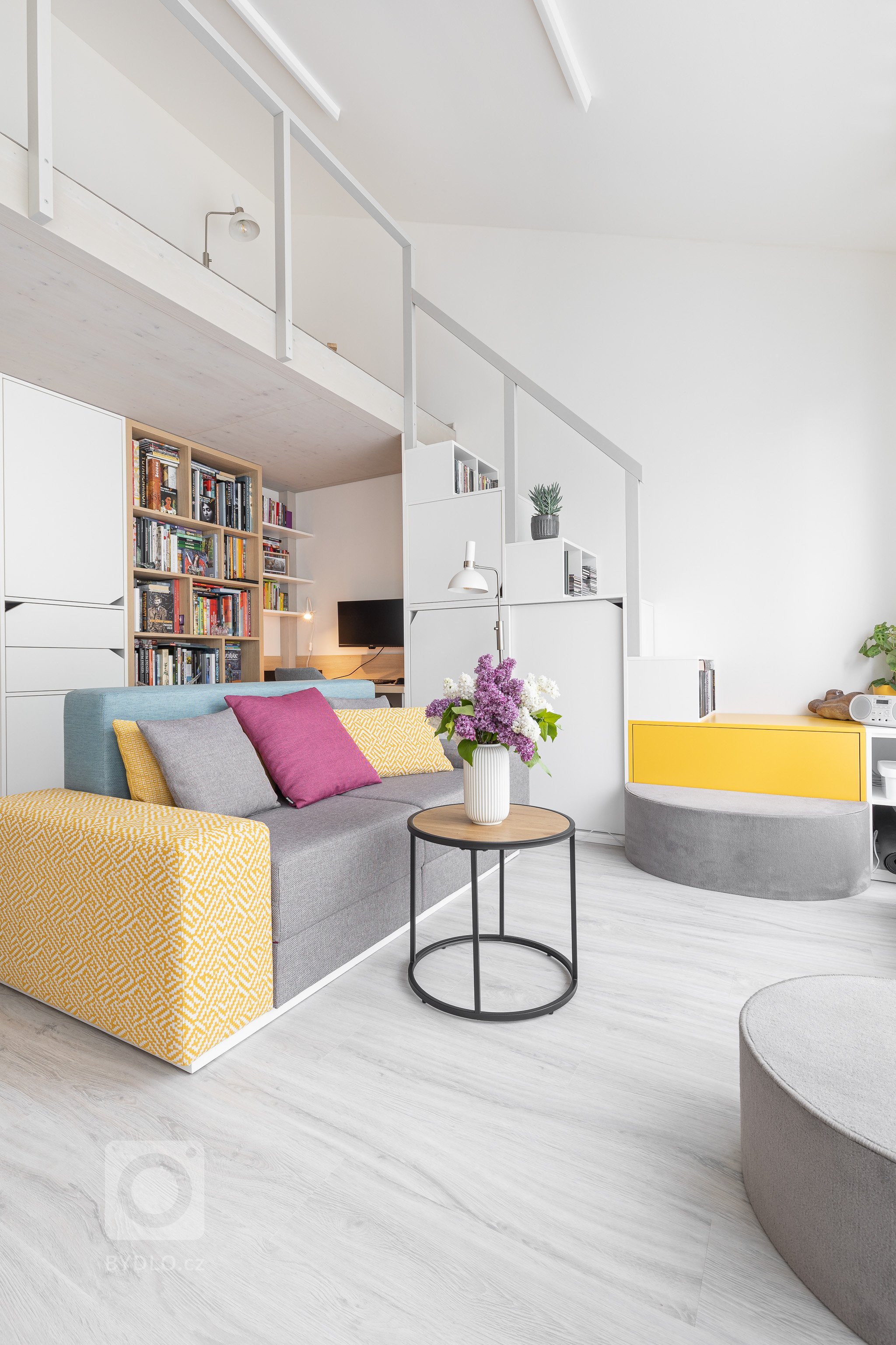 návrh: ateliér Fousková , nábytek:&nbsp;Fain interiér, pohovka a postel: QL studio

Spojenému obytnému prostoru dominuje odvážná barevná pohovka Senso, která…