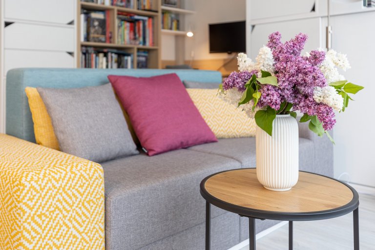 návrh: ateliér Fousková , nábytek:&nbsp;Fain interiér, pohovka a postel: QL studio

Spojenému obytnému prostoru dominuje odvážná barevná pohovka Senso, která…