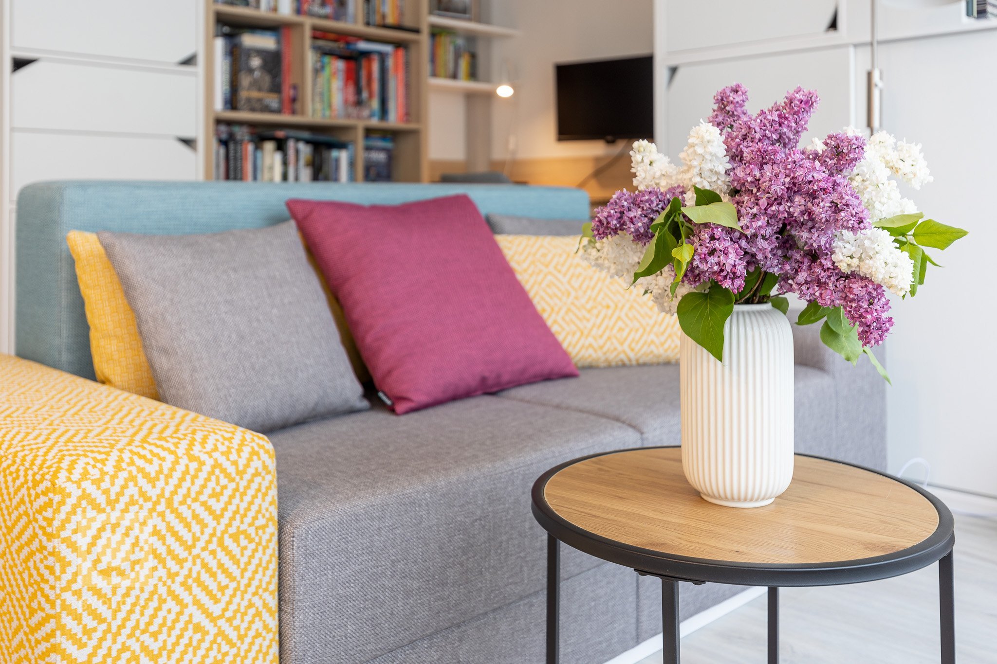 návrh: ateliér Fousková , nábytek:&nbsp;Fain interiér, pohovka a postel: QL studio

Spojenému obytnému prostoru dominuje odvážná barevná pohovka Senso, která…