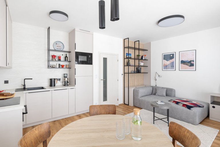 návrh interiéru: Ateliér Fousková

pohovka: QL Interiér

nábytek: Bednář Interiér

Byt pro mladého muže v developerské zástavbě, splňující požadavek na…