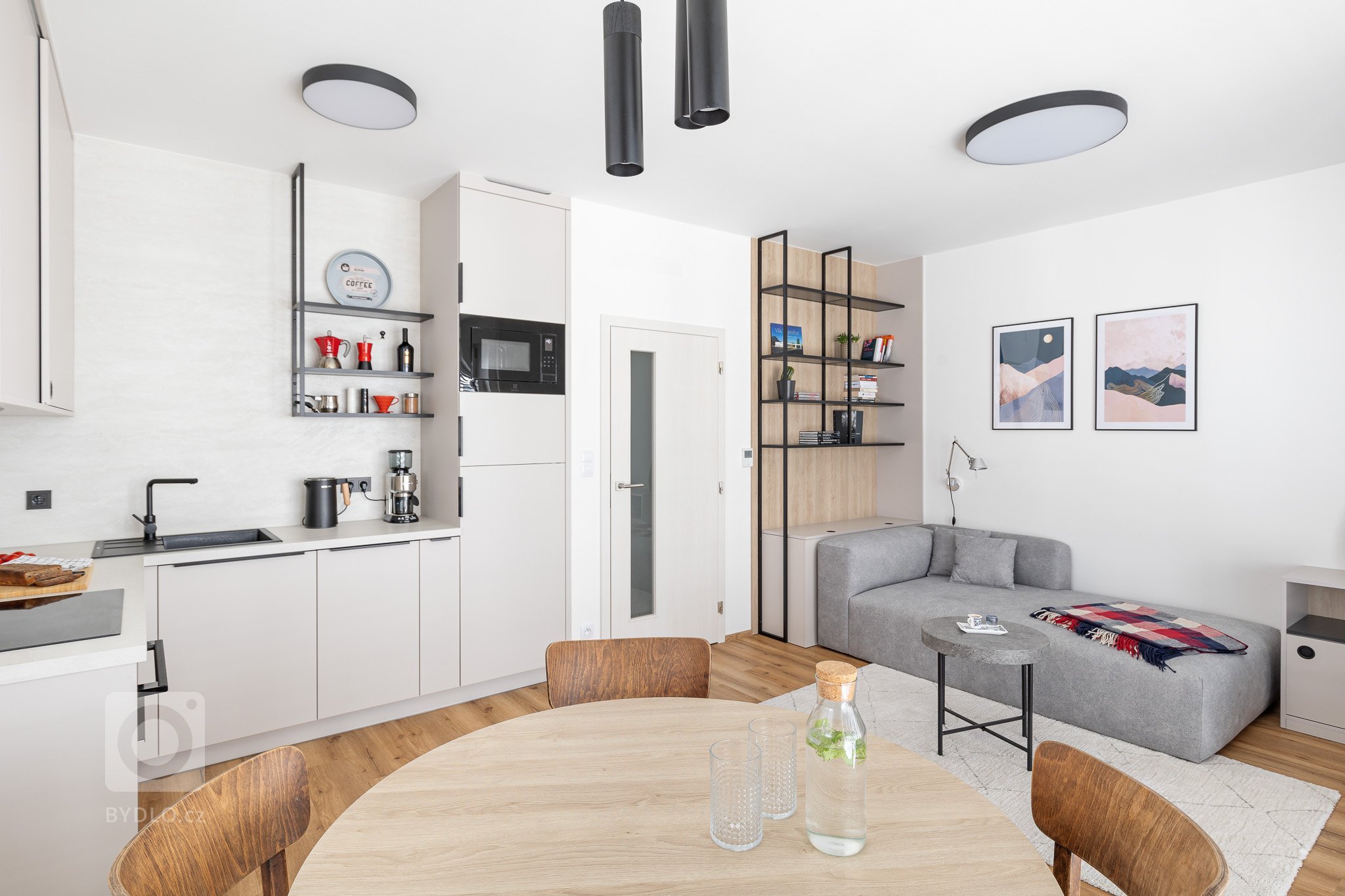 návrh interiéru: Ateliér Fousková

pohovka: QL Interiér

nábytek: Bednář Interiér

Byt pro mladého muže v developerské zástavbě, splňující požadavek na…