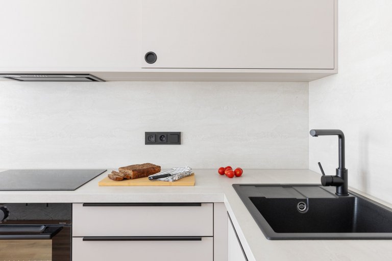 návrh interiéru: Ateliér Fousková

pohovka: QL Interiér

nábytek: Bednář Interiér

Byt pro mladého muže v developerské zástavbě, splňující požadavek na…