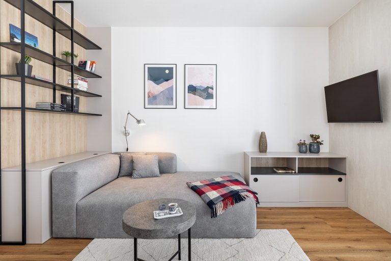 návrh interiéru: Ateliér Fousková

pohovka: QL Interiér

nábytek: Bednář Interiér

Byt pro mladého muže v developerské zástavbě, splňující požadavek na…