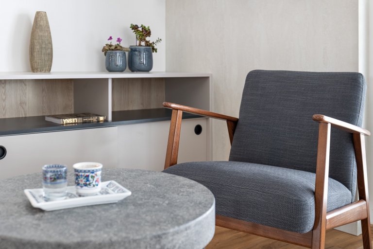 návrh interiéru: Ateliér Fousková

pohovka: QL Interiér

nábytek: Bednář Interiér

Byt pro mladého muže v developerské zástavbě, splňující požadavek na…