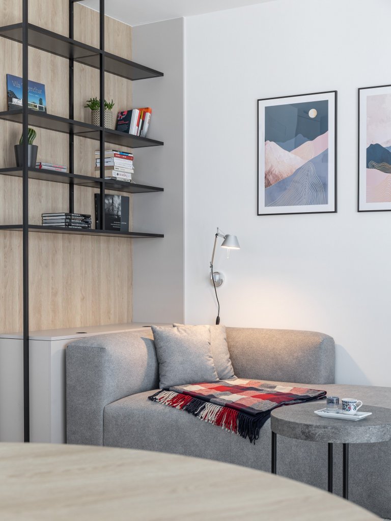 návrh interiéru: Ateliér Fousková

pohovka: QL Interiér

nábytek: Bednář Interiér

Byt pro mladého muže v developerské zástavbě, splňující požadavek na…