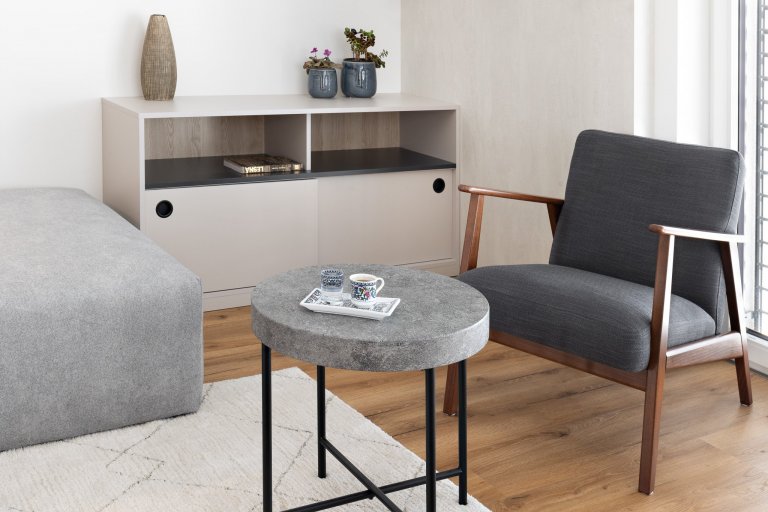 návrh interiéru: Ateliér Fousková

pohovka: QL Interiér

nábytek: Bednář Interiér

Byt pro mladého muže v developerské zástavbě, splňující požadavek na…