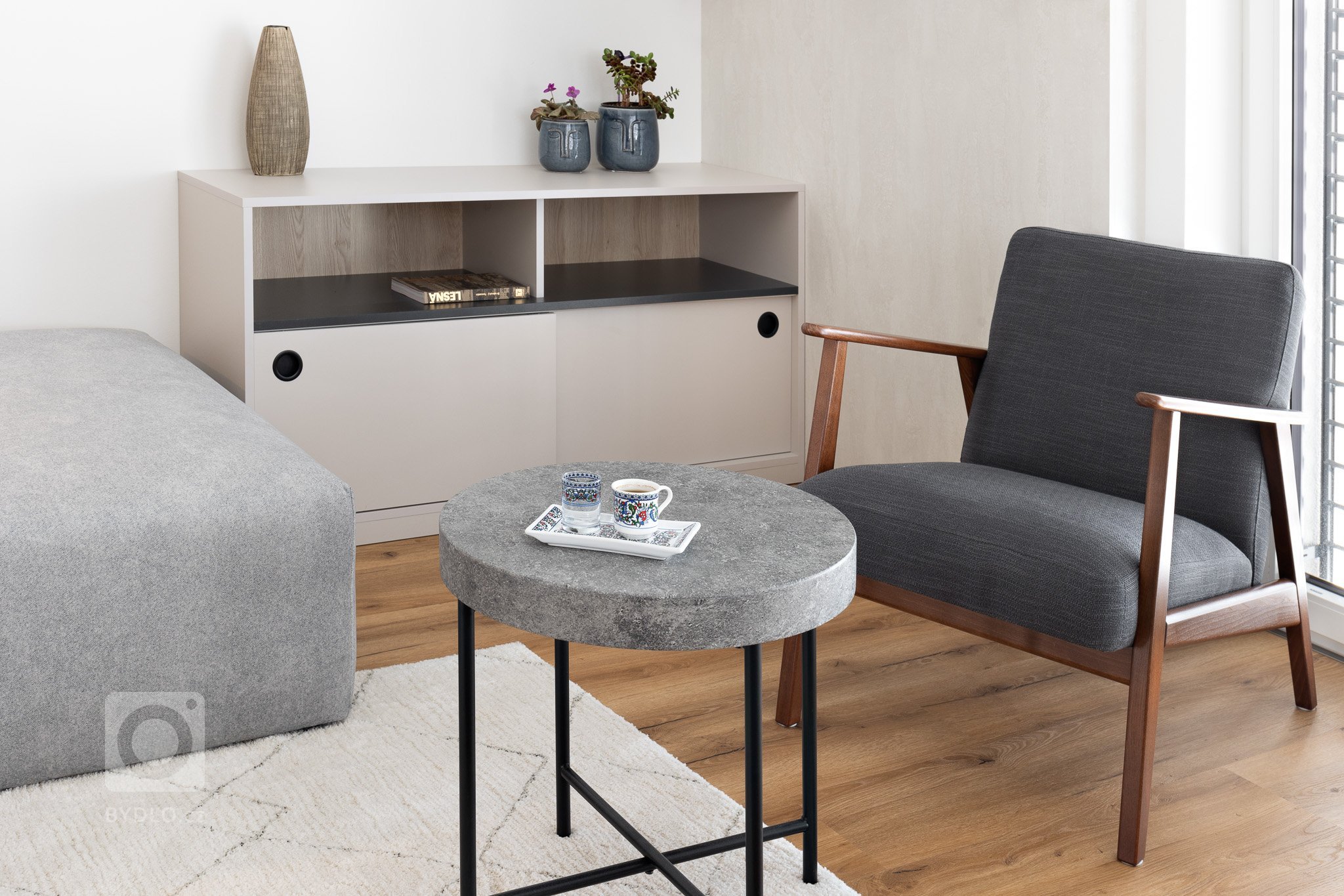 návrh interiéru: Ateliér Fousková

pohovka: QL Interiér

nábytek: Bednář Interiér

Byt pro mladého muže v developerské zástavbě, splňující požadavek na…