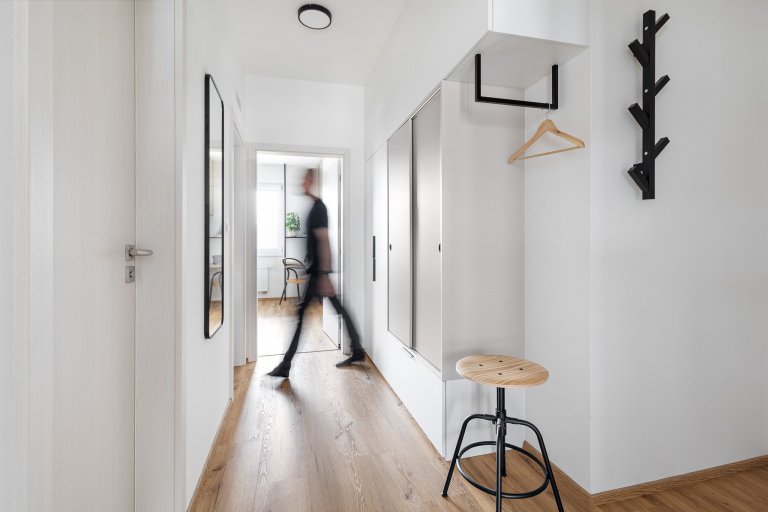 návrh interiéru: Ateliér Fousková

pohovka: QL Interiér

nábytek: Bednář Interiér

Byt pro mladého muže v developerské zástavbě, splňující požadavek na…