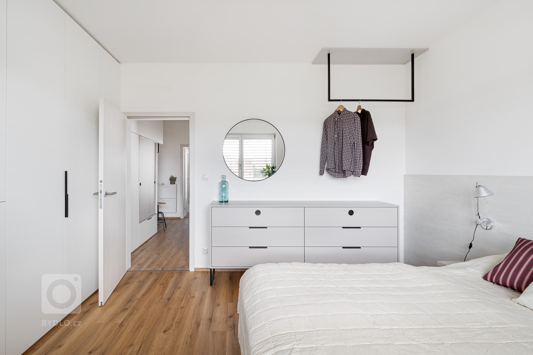 návrh interiéru: Ateliér Fousková

pohovka: QL Interiér

nábytek: Bednář Interiér

Byt pro mladého muže v developerské zástavbě, splňující požadavek na…